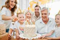 蜡烛更大的拍摄快乐家庭庆祝生日首页