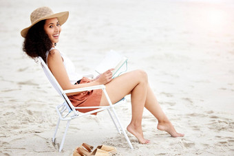 好书海洋拍摄年轻的女人阅读书放松海滩