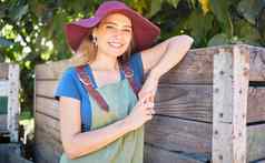 肖像快乐女人农场年轻的农民有机可持续发展的果园阳光明媚的一天女微笑和平农田倾斜木箱挑选苹果自然