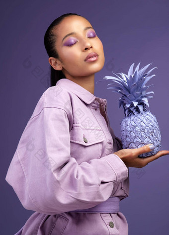 <strong>紫色</strong>的颜色颜色工作室拍摄美丽的年轻的女人造型<strong>紫色</strong>的颜色概念