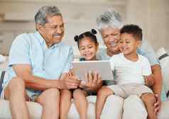 家庭家庭拍摄爷爷奶奶成键孙子数字平板电脑沙发首页