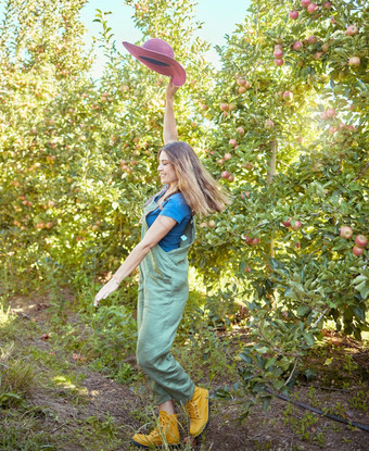 快乐的农民感觉乐观实现了收获季节新<strong>鲜</strong>的有机水果兴奋精力充沛的快乐年轻的女人跳快乐可持续发展的苹果<strong>果园</strong>农场阳光明媚的一天