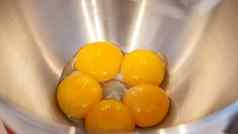 生鸡蛋金属碗站混合机准备蛋蛋黄糖厨房混合机