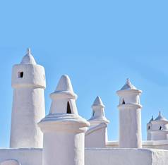 传统的通风烟囱屋顶孤立的蓝色的天空背景外历史古老的空气管农村白色石头房子原始的建筑简单的极简主义体系结构