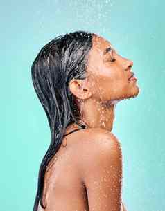皮肤护理节食有吸引力的年轻的女人洗澡蓝色的背景