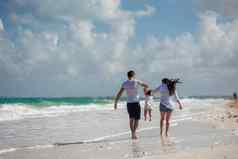 父母小孩子走海滩欣赏地平线