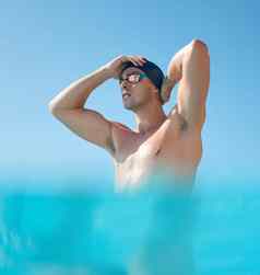 游泳体育运动水首页年轻的男人。游泳奥运池