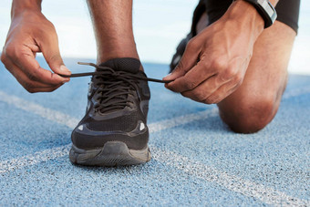 活跃的运动男人。准备实践运行增加耐力有<strong>竞争力</strong>的比赛奥运跟踪特写镜头适合非洲美国运动员系鞋带运行