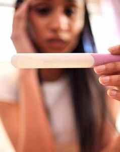 准备好了年轻的女人采取怀孕测试首页