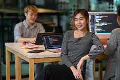 自信年轻的女专业人士网络开发人员坐着软件发展办公室