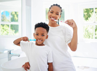 采取护理牙齿牙龈至关重要的长期健康肖像男孩妈妈。刷牙牙齿浴室首页