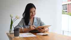 执行亚洲女阅读报告统计数据金融结果个人办公室