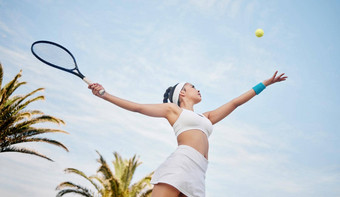 目的天空低角拍摄年轻的网球球员站法院服务球实践