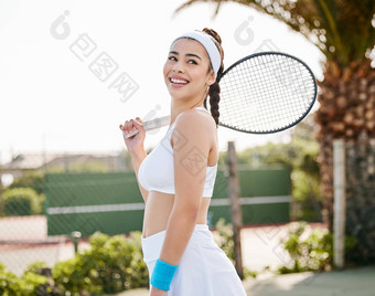 赢家原因有吸引力的年轻的网球球员站法院实践