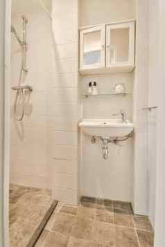 室内现代光狭窄的浴室厕所。。。