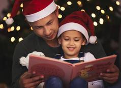 享受故事时间爸爸年轻的父亲女儿阅读书圣诞节时间首页