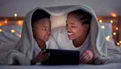 微笑孩子爱妈妈。妈妈。儿子平板电脑床上首页