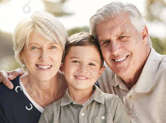 肖像爱的高加索人爷爷奶奶享受时间孙子自然微笑男孩成键祖母祖父快乐老年人孩子微笑相机