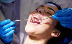 知道放松年轻的女人牙科过程执行