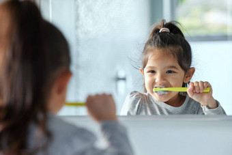 例程好卫生可爱的女孩刷牙牙齿浴室首页