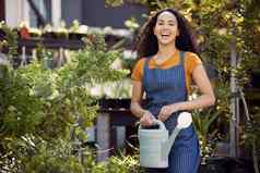 准备好了水植物年轻的女花店浇水植物工作