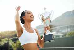赢得了运动年轻的女人欢呼持有奖杯赢得了网球匹配