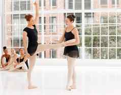 平台投降芭蕾舞舞者练习例程