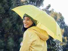 希望你覆盖雨女人雨黄色的雨衣伞