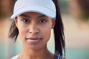 生活可敬的有吸引力的年轻的女人站网球法院