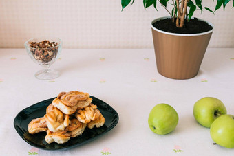 肉桂卷板苹果崩溃白色菜新鲜的绿色苹果容易基本甜点菜单