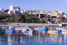 视图葡萄牙语小镇sines湾色彩斑斓的钓鱼船