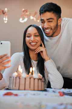 捕捉特殊的场合年轻的夫妇手机庆祝生日首页