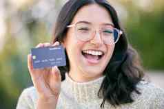幸福银行银行回来快乐年轻的女人持有信贷卡站
