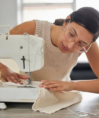 缝纫工艺年轻的女人缝纫机车间