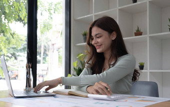 肖像亚洲业务女人<strong>支付</strong>账单在线移动PC办公室美丽的女孩电脑支票簿快乐<strong>支付</strong>账单启动业务金融计算账户概念