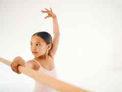 需要实践女孩练习芭蕾舞巴利跳舞工作室