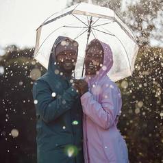 爱雨充满深情的夫妇站伞雨