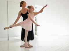 好的姿势领导优雅的舞者年轻的女孩练习芭蕾舞老师跳舞工作室