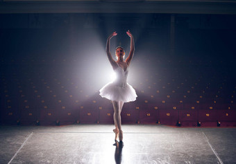 体育运动奉献芭蕾舞女演员执行例程