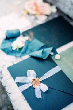海军蓝色的婚礼信封丝带蜡密封谎言瓷砖