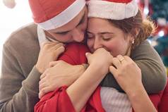 快乐圣诞节爱快乐年轻的夫妇拥抱圣诞节首页