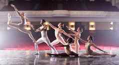隆起团队成员集团多样化的芭蕾舞舞者执行剧院