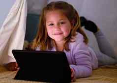 一天不结束好睡觉前故事可爱的女孩数字平板电脑晚上