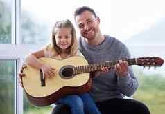 妍公主爸爸王年轻的父亲教学女儿玩吉他首页