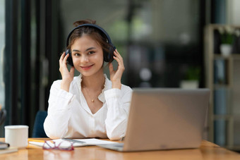 女人聚焦在线研讨会在线类学生穿耳机听在线类