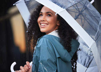 欣赏美<strong>雨</strong>年轻的女人欣赏<strong>雨城市</strong>