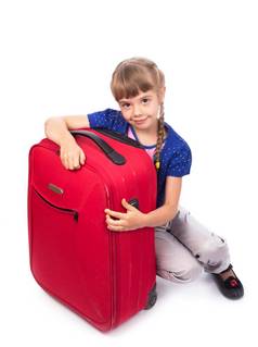 旅行旅程旅游可爱的女孩大红色的手提箱孤立的白色背景