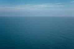 前面视图海早....天空模糊地平线海洋深靛蓝颜色日光感觉平静很酷的放松
