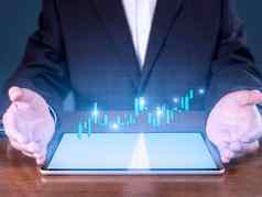 手商人现在平板电脑分析股票市场图增长增加图表积极的指标手持有平板电脑显示股票图表蓝色的背景