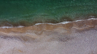空中视图Azure海粉红色的鹅卵石海滩<strong>小</strong>波玻璃<strong>清晰</strong>的水表面运动模糊夏天海洋海海滩<strong>背景</strong>假期假期旅行概念